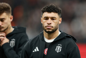 Premier League side favourites to sign Arsenal and Liverpool hero on free transfer